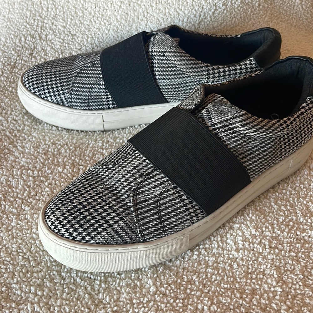 Herringbone slip in tennis shoe